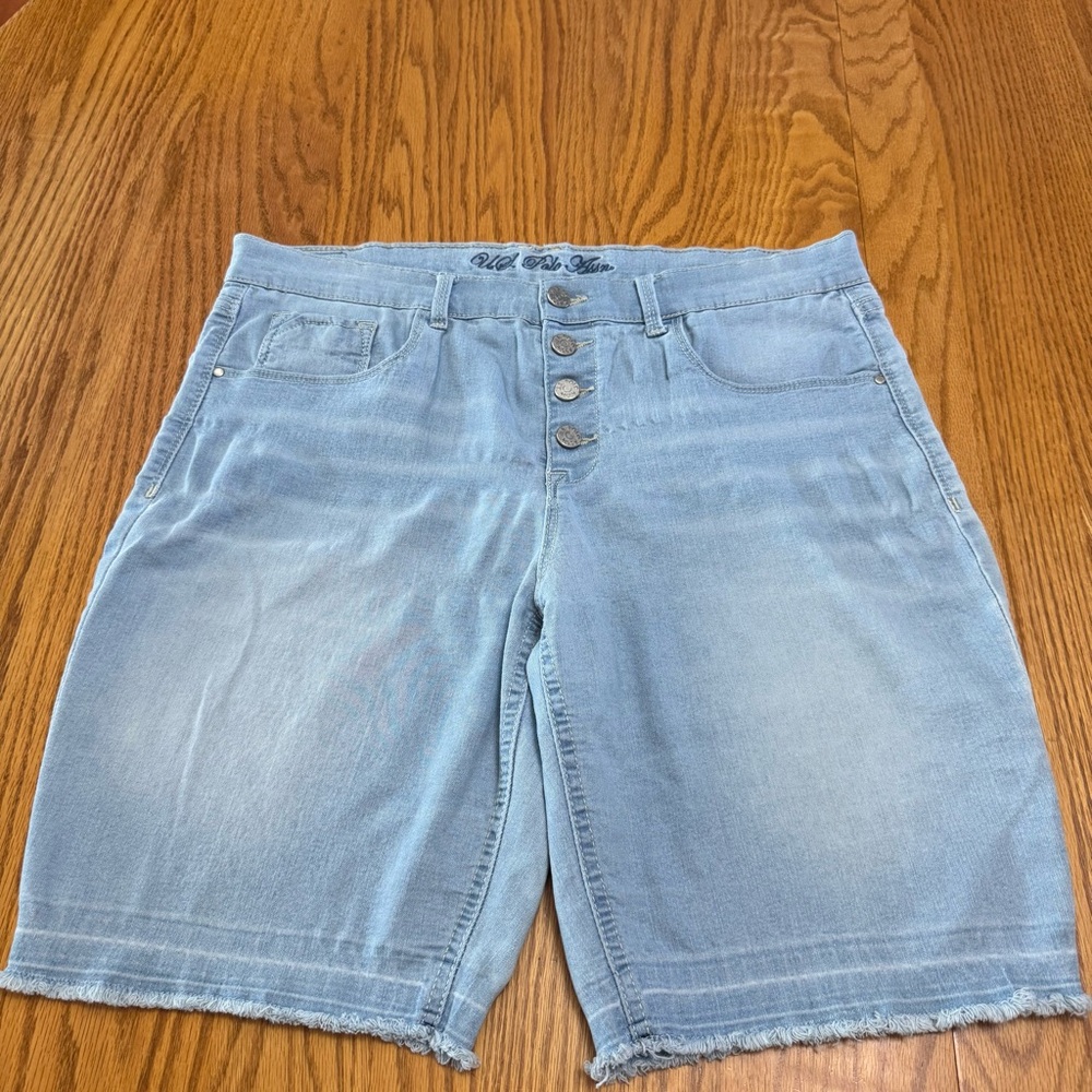 Women’s U.S Polo Assn 4 button up Shorts light wash Bermuda size 15/16